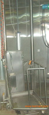 青島華堂食品機械設(shè)備有限 專業(yè)屠宰設(shè)備升降臺與附著式升降腳手架的應用與優(yōu)勢